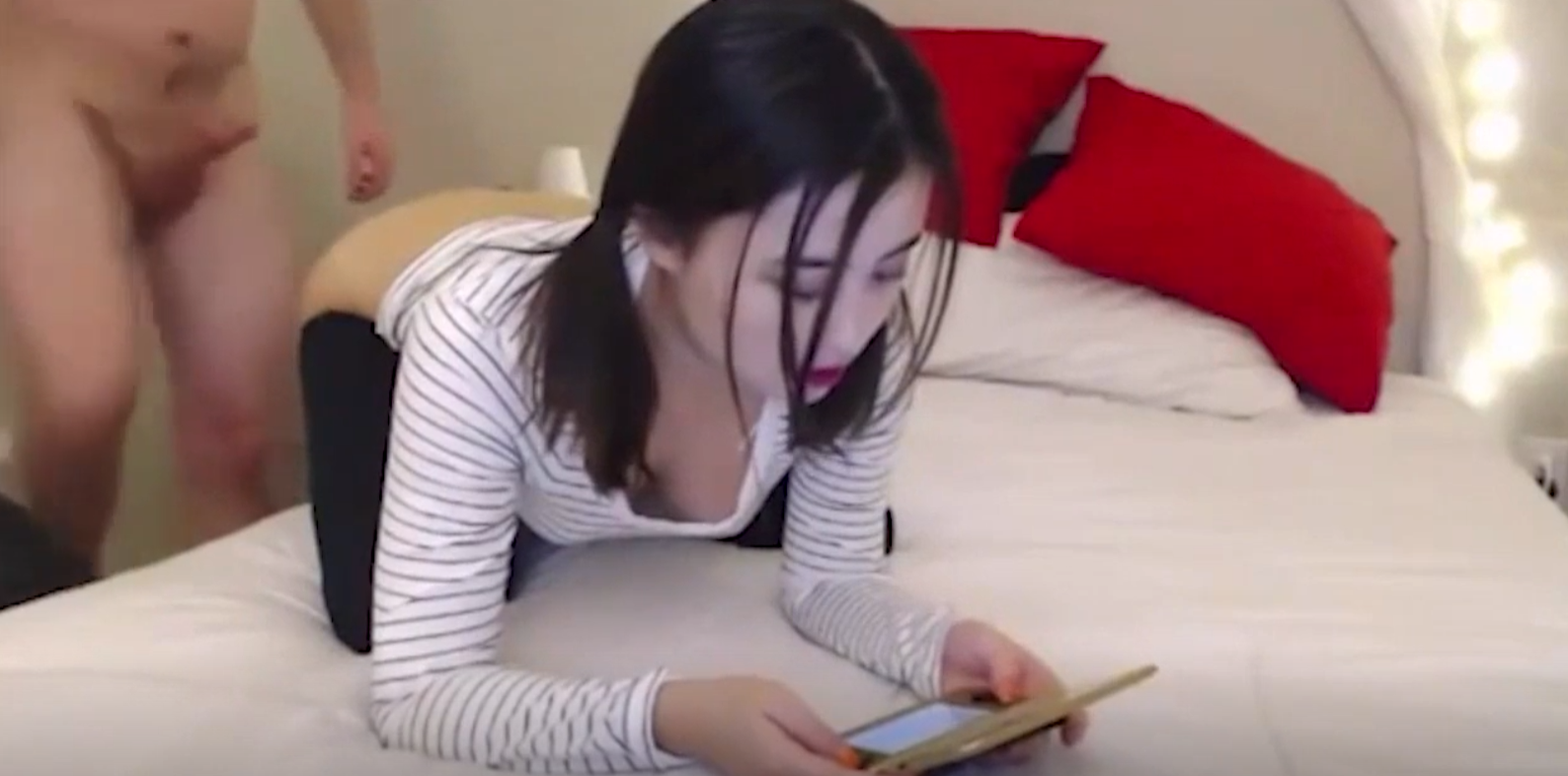 Đang Nằm Chơi Game Thì Bị Phang